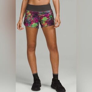 Lululemon Speed Up Mid-Rise Lined Short 4"
Vivid Floral Tone Multi size 6